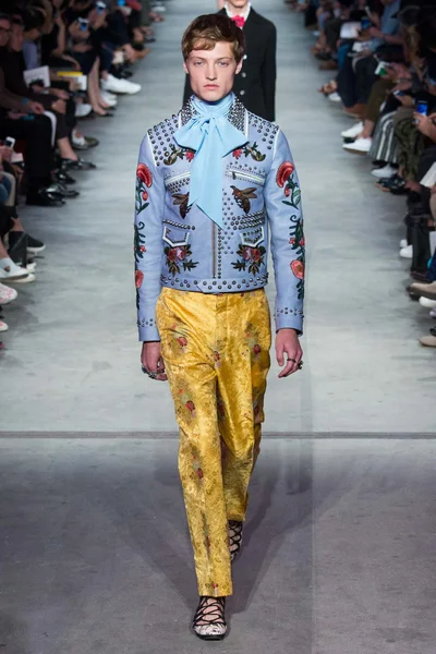 Look 16